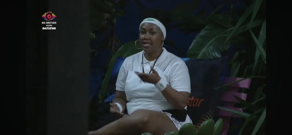 Trixie explaining to Que